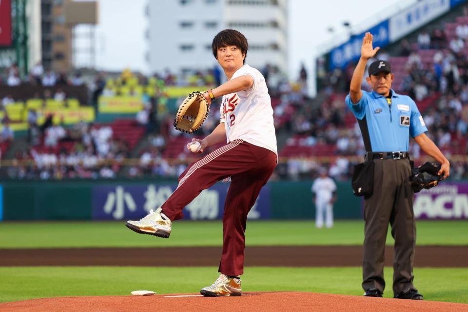 　始球式を行った上地雄輔（楽天野球団提供）