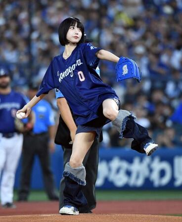 【写真】あのちゃん　始球式でノーバウンド投球に観客も「おぉ」と驚き　本人はショーパンで大喜び