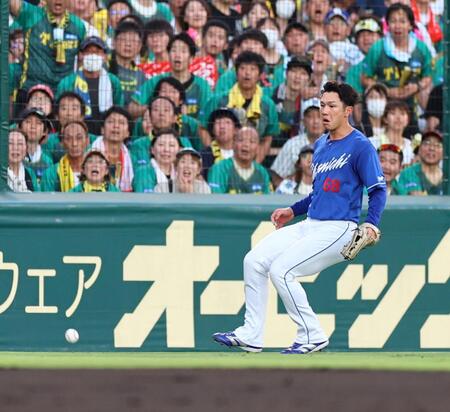 　３回、前川の打球は福永の前に落ち２点適時打となる（撮影・山口登）