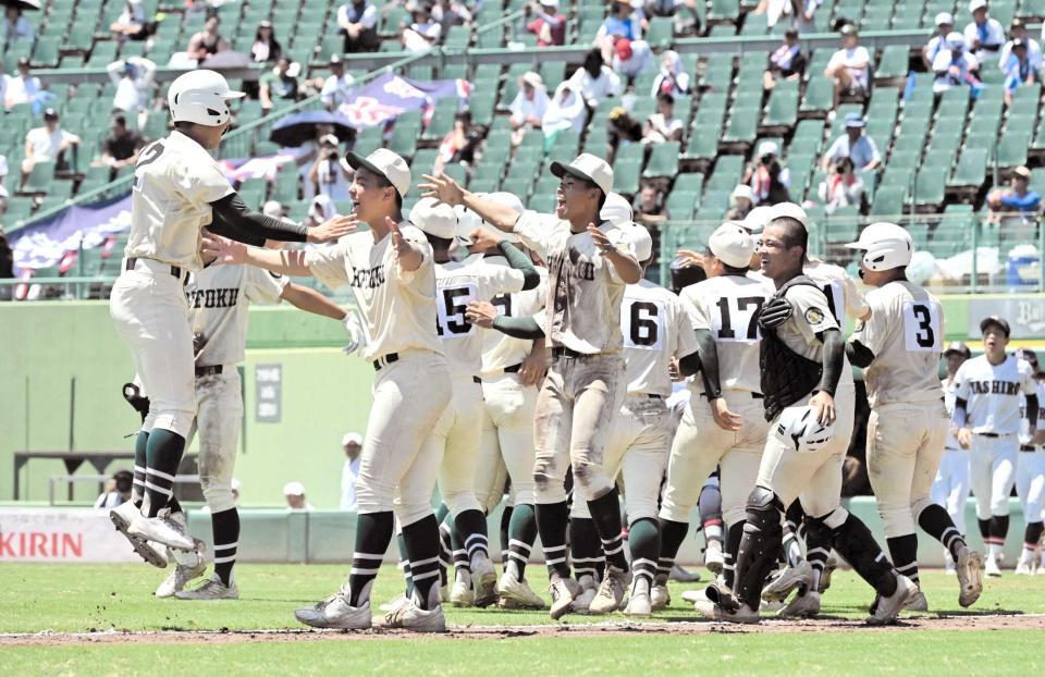 　サヨナラ打で勝利し歓喜する報徳ナイン（撮影・今井雅貴）