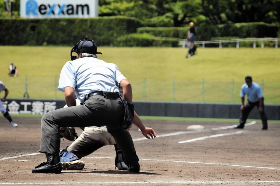 　５回裏から急きょ球審を務めた大石審判