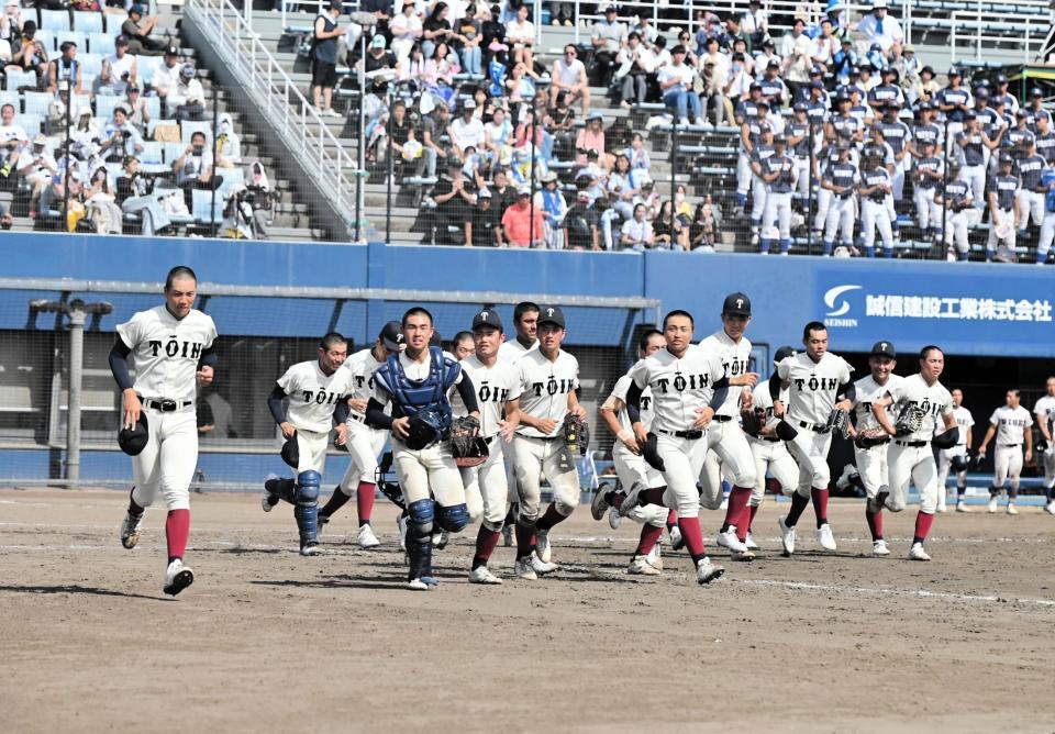 　５回コールドで勝利し、歓喜する大阪桐蔭ナイン（撮影・今井雅貴）