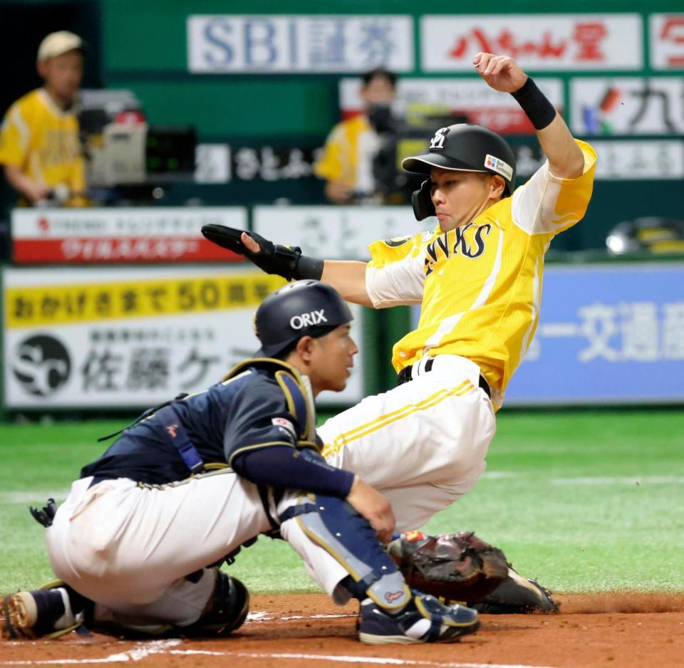 　２回、牧原大の中犠飛で三走・中村晃（右）が生還する