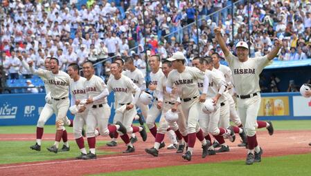 　壮絶な打撃戦の末、サヨナラ勝ちで甲子園出場を決めた早実ナイン（撮影・伊藤笙子）