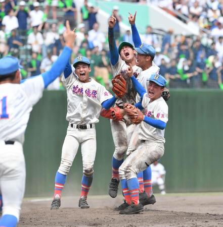 　甲子園出場を決めて喜ぶ花咲徳栄ナイン（撮影・佐々木彰尚）