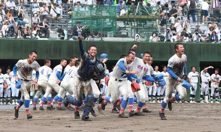 　応援席に優勝報告に向かう花咲徳栄ナイン（撮影・佐々木彰尚）