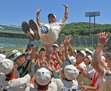 　優勝し、胴上げされる報徳学園・大角健二監督（撮影・北村雅宏）