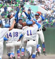 　甲子園出場を決めて喜ぶ花咲徳栄ナイン（撮影・佐々木彰尚）