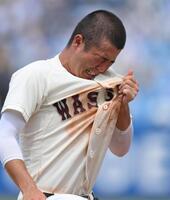 　甲子園出場を決めるサヨナラ打を放ち、涙を流す早実・内囿光太（撮影・伊藤笙子）