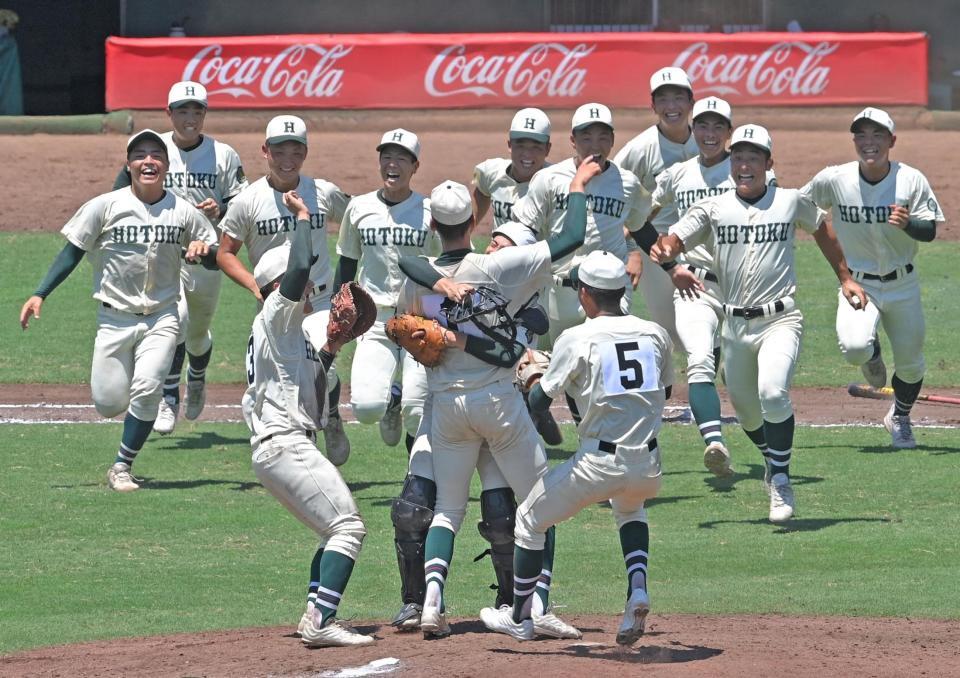 　優勝に歓喜する報徳学園ナイン（撮影・北村雅宏）