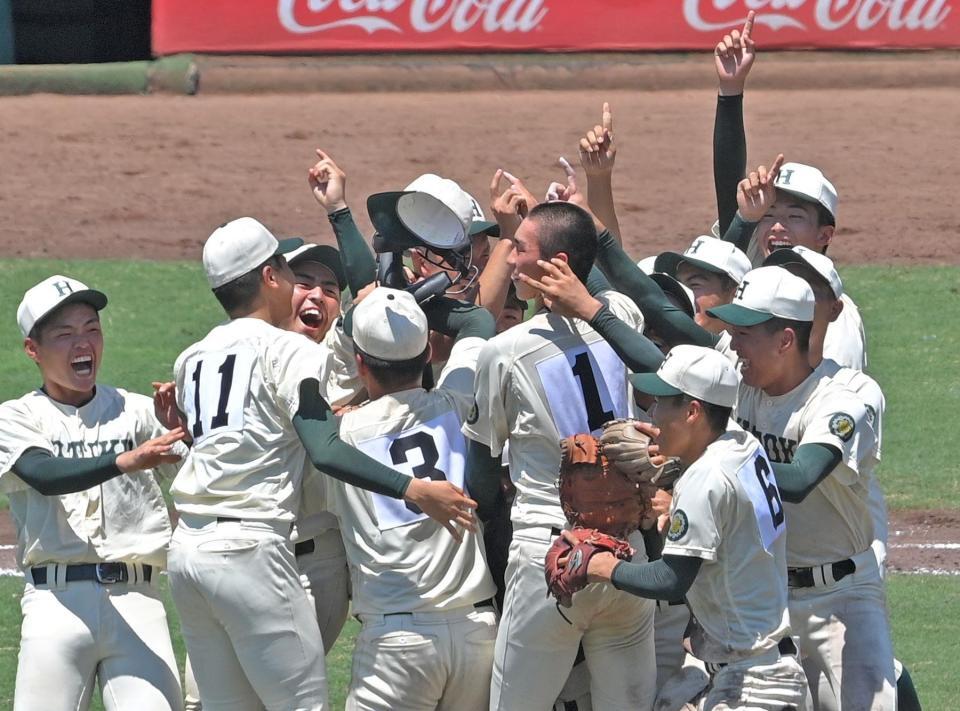 　優勝に歓喜する今朝丸裕喜（１）ら報徳学園ナイン（撮影・北村雅宏）