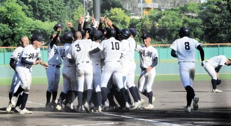 　サヨナラ勝ちで甲子園を決めた鳴門ナイン