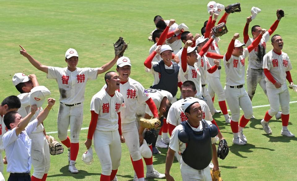 　優勝して歓喜する智弁和歌山ナイン（撮影・北村雅宏）