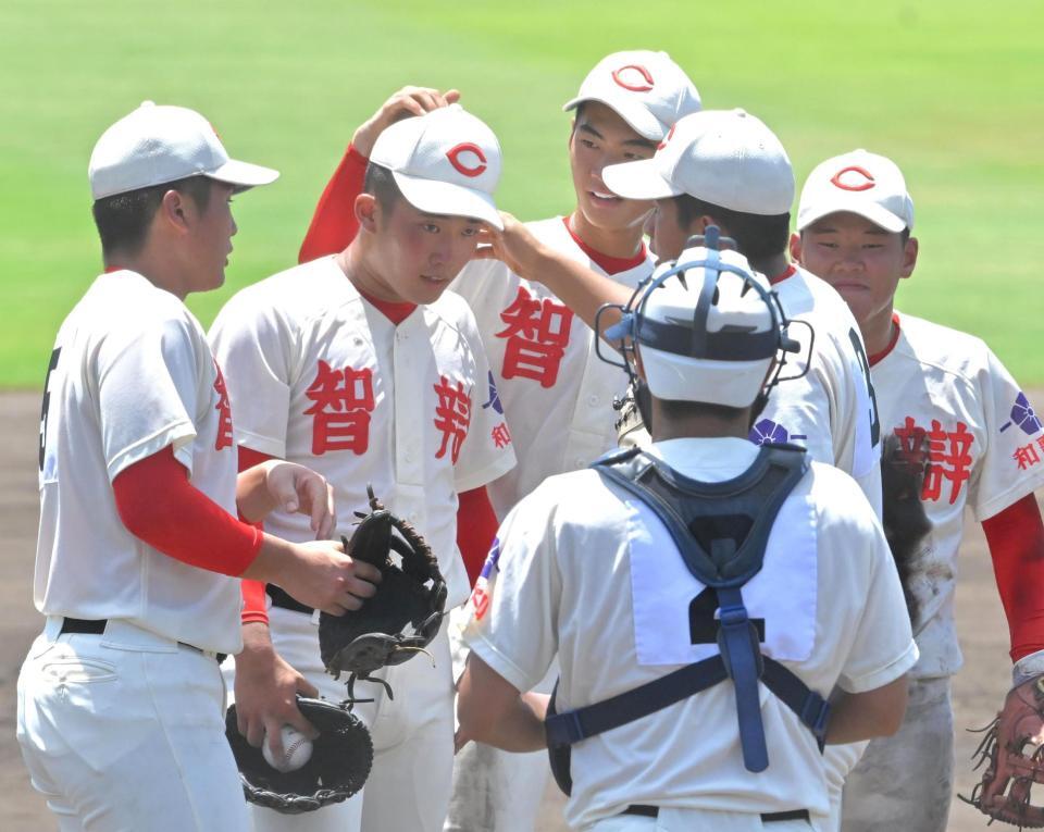 　９回、ピンチを迎えて仲間に励まされる智弁和歌山・渡辺（左から２人目）＝撮影・北村雅宏