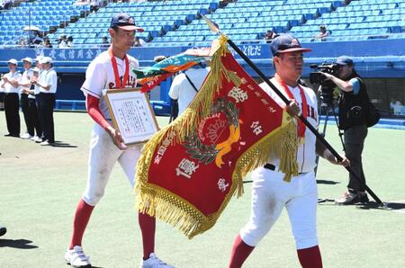 　優勝行進をする聖カタリナ学園・有馬（左）