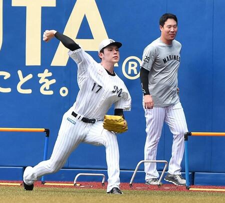 　１軍に合流しキャッチボールをする佐々木（手前）。右は西野（撮影・開出牧）