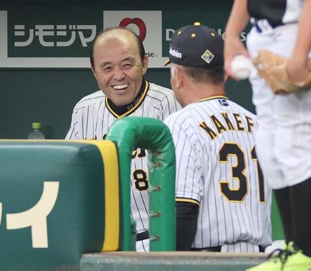 　イベント前、掛布雅之氏と談笑する岡田監督（撮影・田中太一）