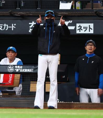 ファウルを確信した日本ハム・新庄監督　本塁打判定に両手で頭を抱える　オリックス・森は笑顔でハイタッチ