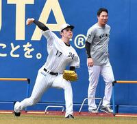 　１軍に合流しキャッチボールをする佐々木（手前）。右は西野（撮影・開出牧）