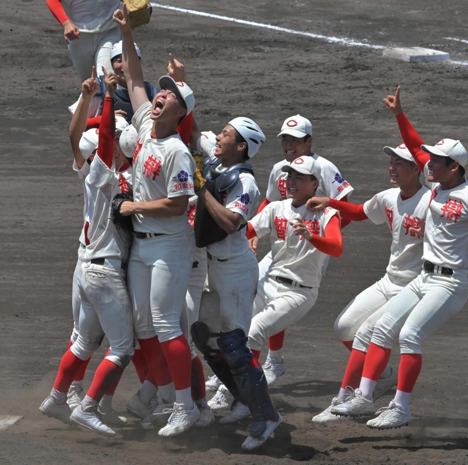 　優勝して歓喜する智弁和歌山ナイン（撮影・北村雅宏）