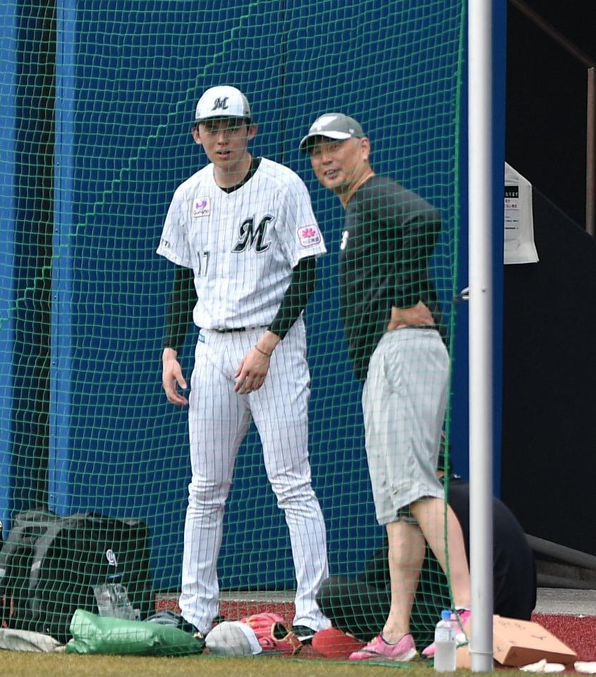 　１軍に合流し吉井監督（右）と言葉を交わす佐々木（撮影・開出牧）