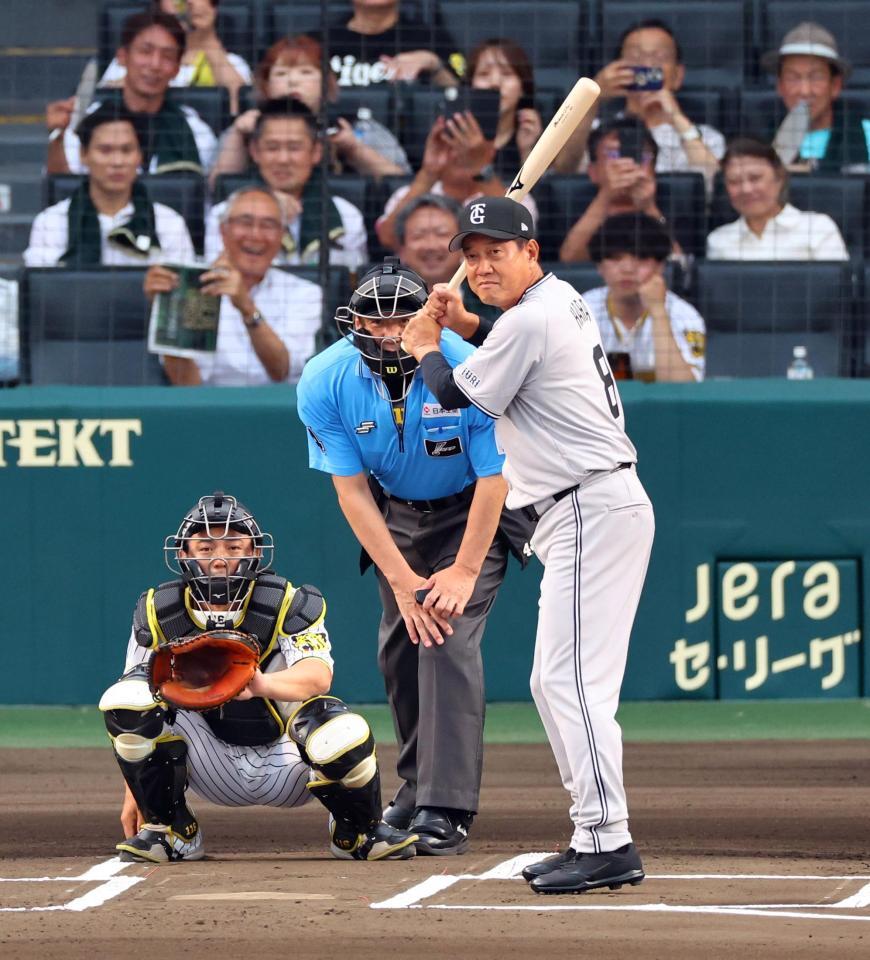 　打席に立つ原辰徳氏（撮影・山口登）