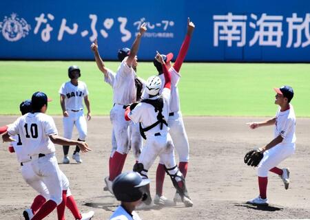 　優勝を決め、マウンドに集まる聖カタリナ学園ナイン（撮影・秋山哲範）