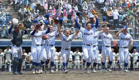 　前橋商を破って甲子園出場を決め、スタンドに向かってガッツポーズの箱山遥人（左端）ら健大高崎ナイン=７月２７日