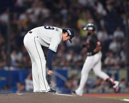 　３回、ポランコ（後方）に２打席連続の右越えソロを打たれ、がっくりの青山（撮影・開出牧）