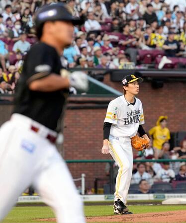 　２回、浅村（手前）に先制ソロを浴びた大津