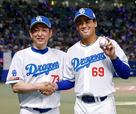 　プロ初勝利を挙げ、ウイニングボールを手に立浪監督（左）とポーズをとる松木平