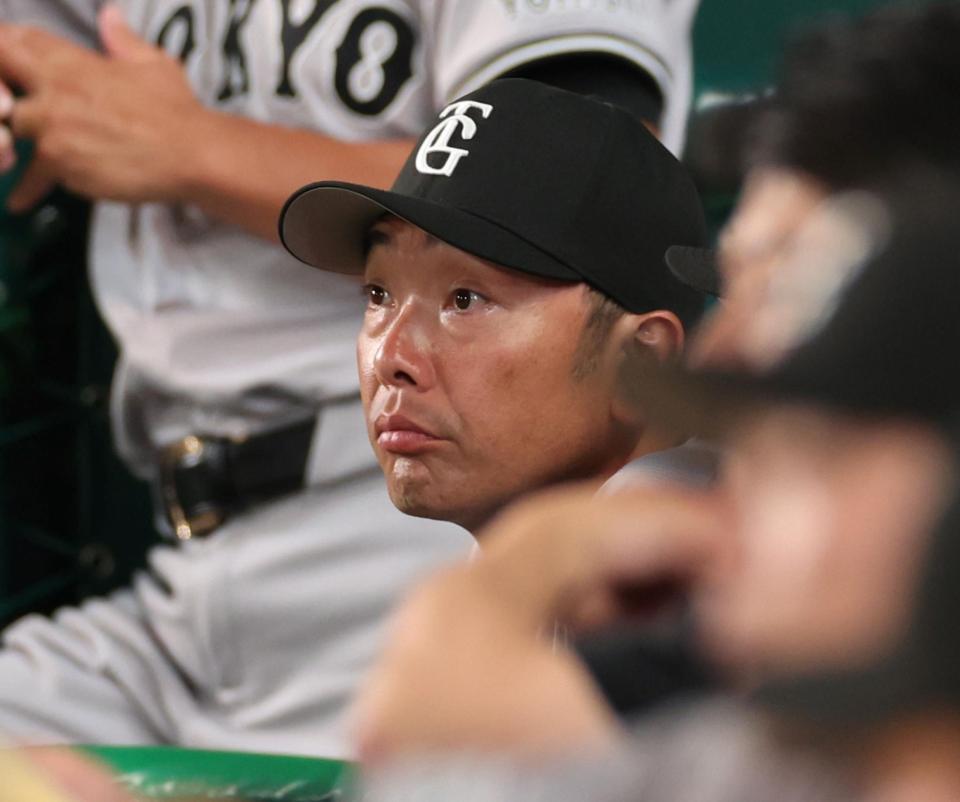 　７回、戦況を見つめる阿部監督（撮影・田中太一）