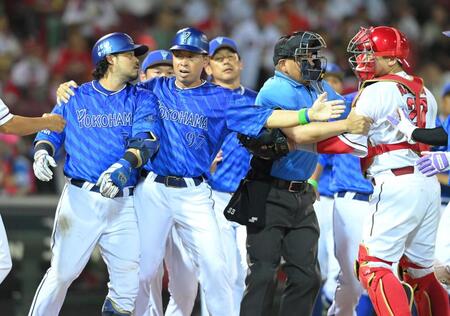 乱闘寸前　死球に激怒し投手に詰め寄る　両軍の首脳陣、選手がグランドに飛び出す事態に