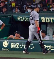 　５回、凡退しベンチに戻る岡本和（左は阿部監督）＝撮影・山口登