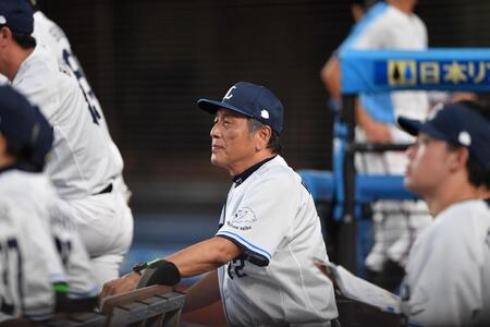 　打線沈黙に渋い表情の渡辺監督代行（撮影・開出牧）