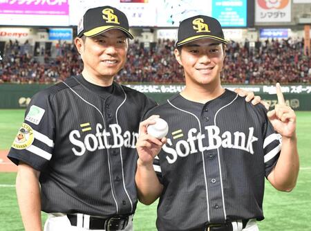 　プロ初勝利を挙げ笑顔の沢柳（右）と労う小久保監督（撮影・持木克友）