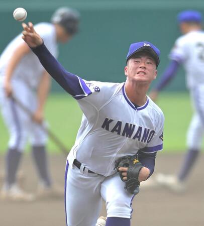 　マウンドで投球練習する金足農・吉田大輝（撮影・北村雅宏）