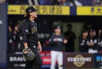 　２回、田村に先制タイムリーを許し、盛り上がるロッテベンチを背にガックリの宮城（撮影・坂部計介）