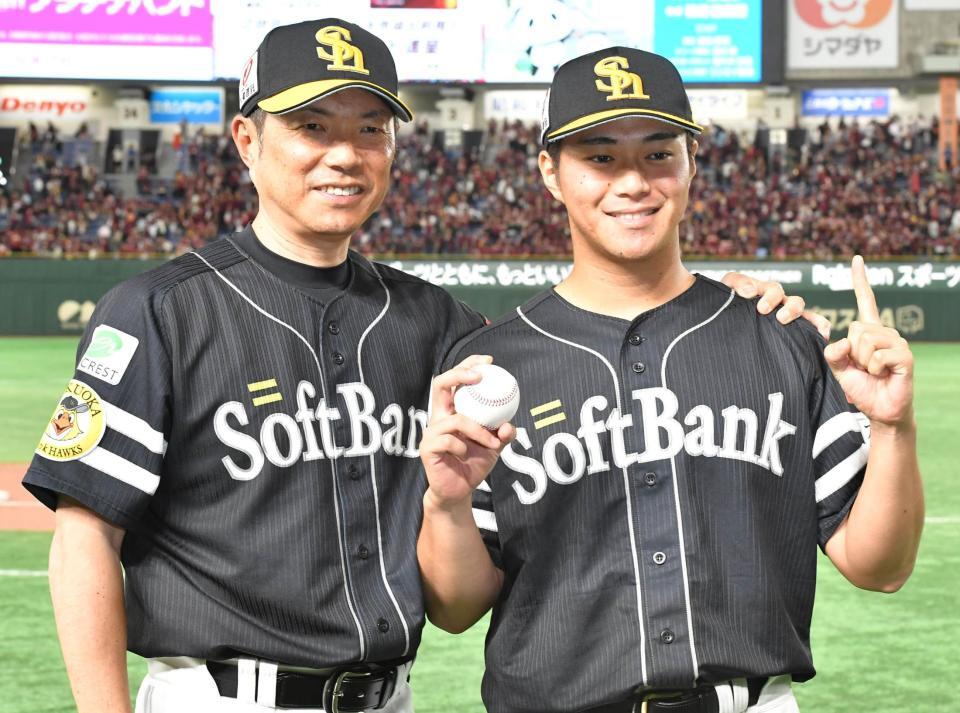 　プロ初勝利を挙げ笑顔の沢柳（右）と労う小久保監督（撮影・持木克友）