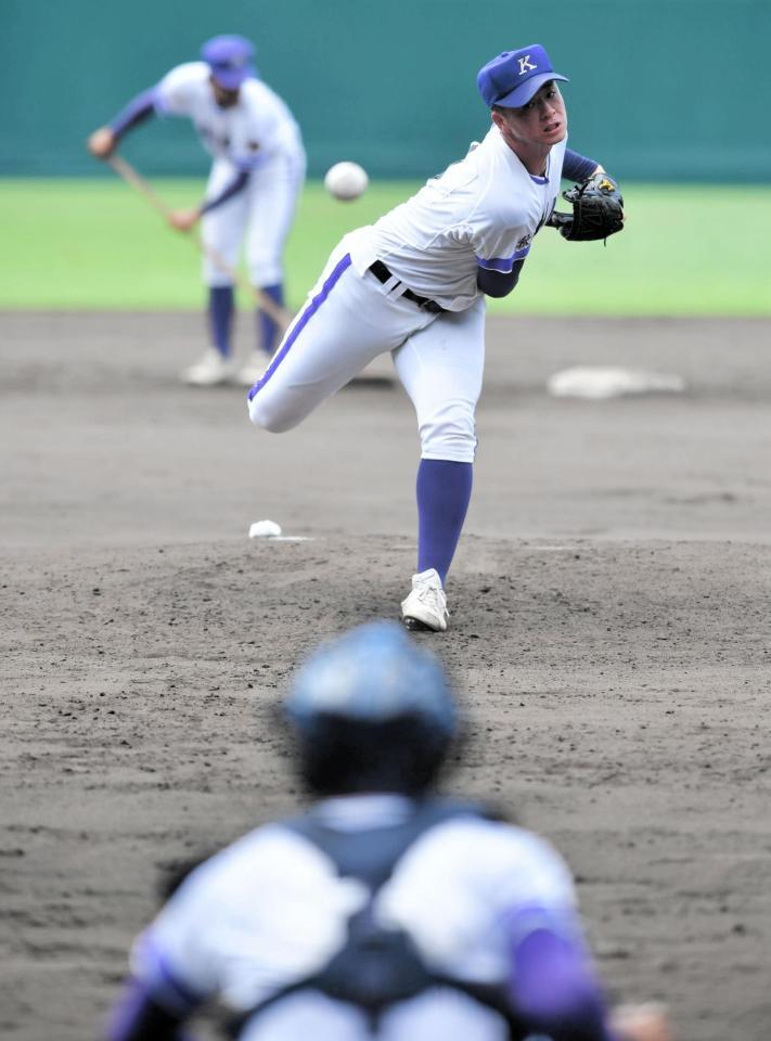 　投球練習で力投する金足農・吉田大輝（撮影・今井雅貴）