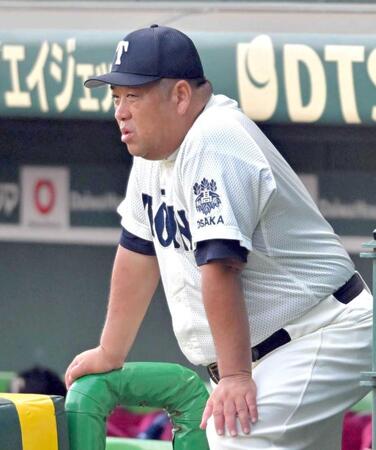 　ベンチから練習を見守る大阪桐蔭・西谷監督