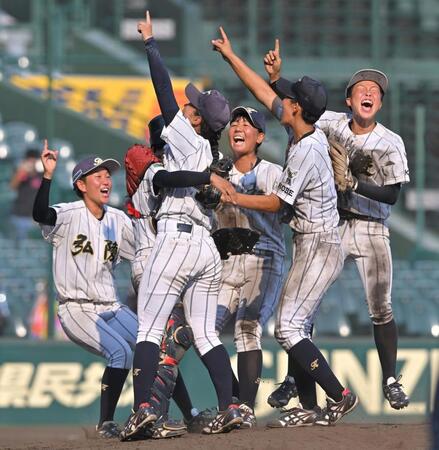 　優勝し、歓喜する神戸弘陵ナイン（撮影・北村雅宏）