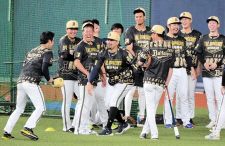 　先発・田嶋（左端）の誕生日を祝福しておどけるマチャドらオリックス投手陣（撮影・金居みつよし）