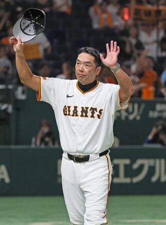 　ヤクルトに勝利し、ファンの声援に応える阿部監督