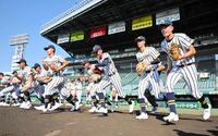 　甲子園のマウンドで投球練習する金足農・吉田（撮影・北村雅宏）