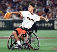 　豪快なフォームで投球する小田凱人（撮影・佐藤厚）