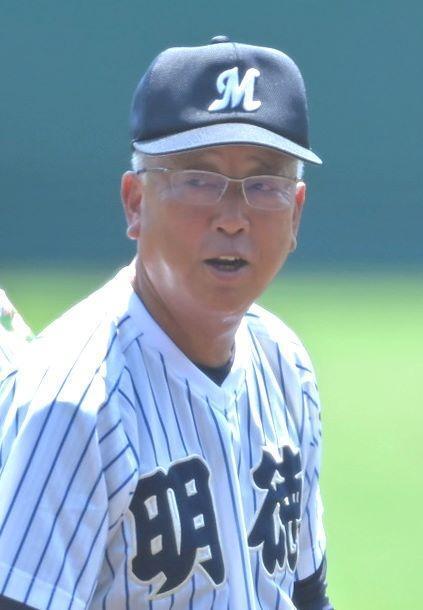 　練習を見る明徳義塾・馬淵史郎監督（撮影・北村雅宏）