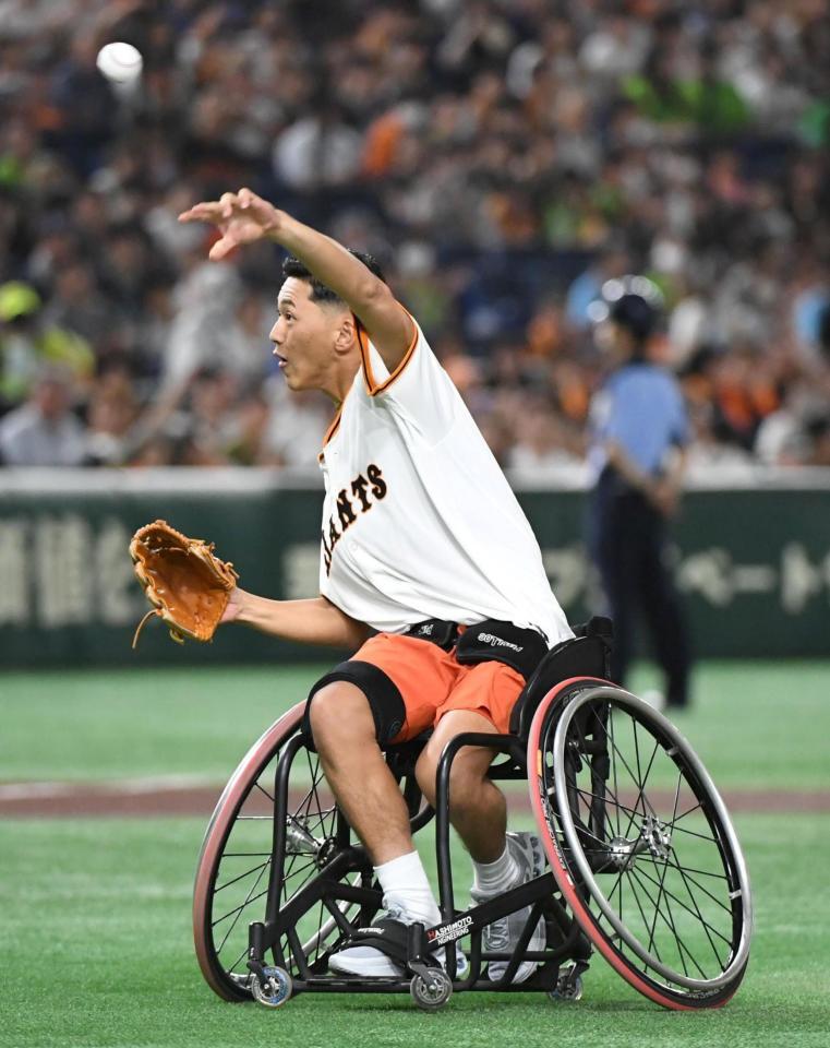 　豪快なフォームで投球する小田凱人（撮影・佐藤厚）