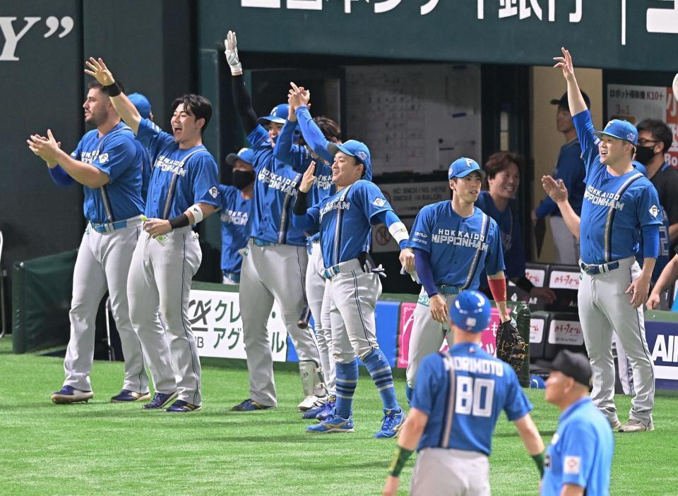 　８回、レイエスの勝ち越し打に盛り上がる日本ハムナイン