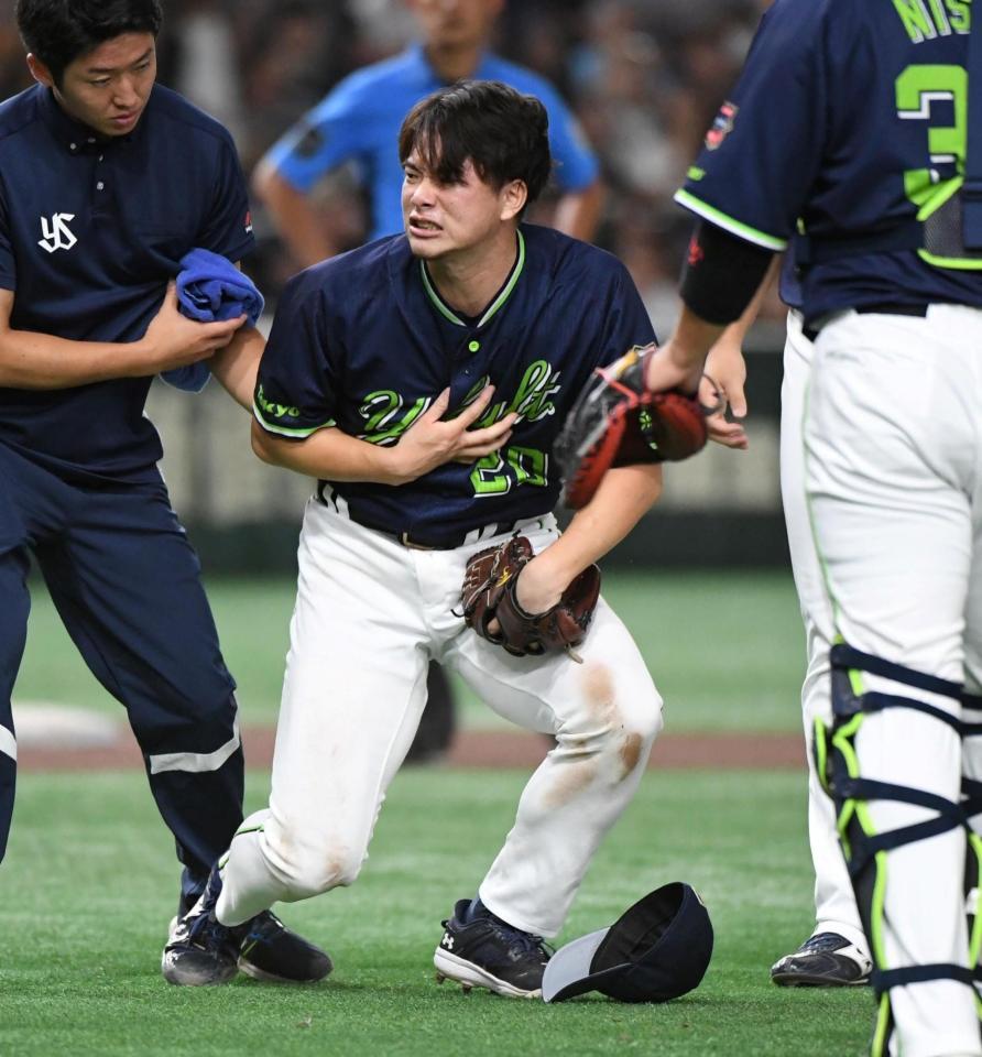 　８回、中山の打球が胸を直撃し、苦痛に顔をゆがめる木沢（撮影・佐藤厚）